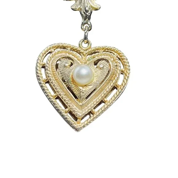 Vintage Gold Tone Fleur De Lis Brooch W/ Dangling Faux Pearl Heart Charm (5751) - Picture 3 of 7